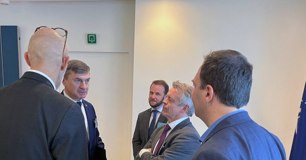 Andrus Ansip and Kimmo Koski at the LUMI event in Brussels on 5 March. Simon Pickard in the background.